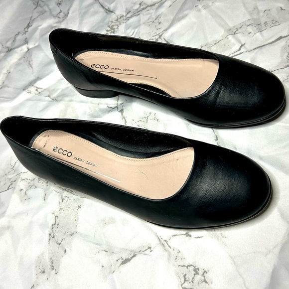 Women’s Ecco Flats - Picture 1 of 2